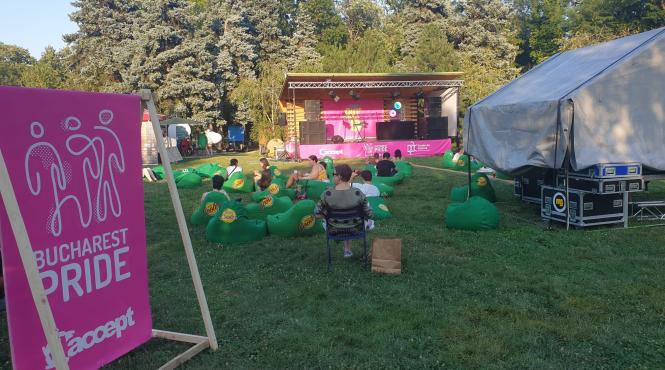 printre gay la vernisaj