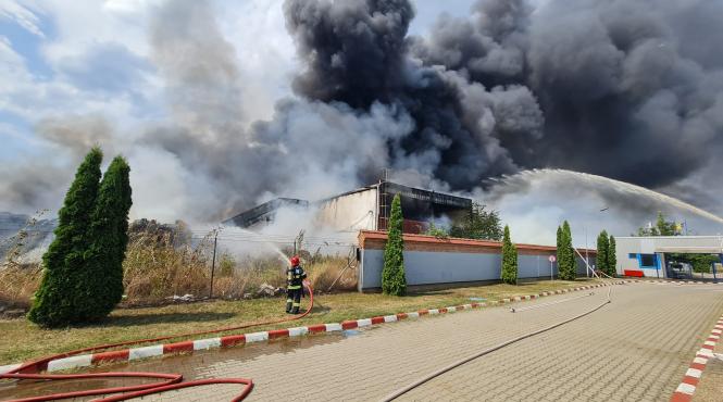 update incendiul de la aba iulia s a extins intervin zeci de autospeciale din sase judete