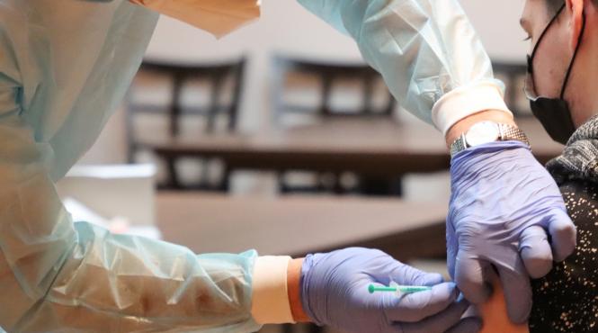 copiii care se vaccineaza ar putea primi vouchere de 100 de lei