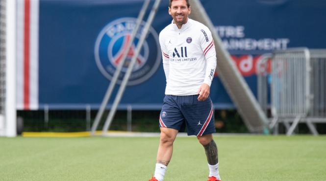 messi a debutat pentru psg in uralele stadionului