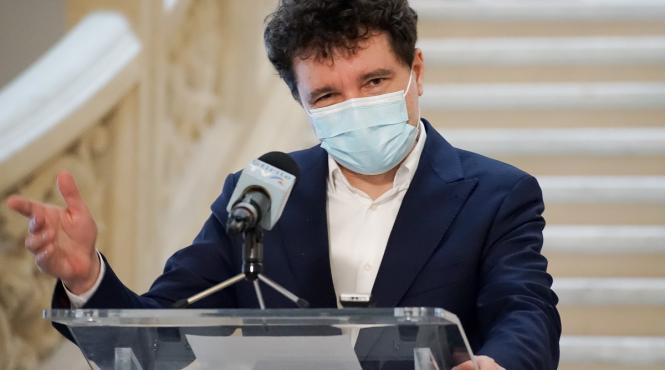 ciprian ciucu nicusor mingea e la tine decizia daca suntem o echipa sau joci singur iti apartine