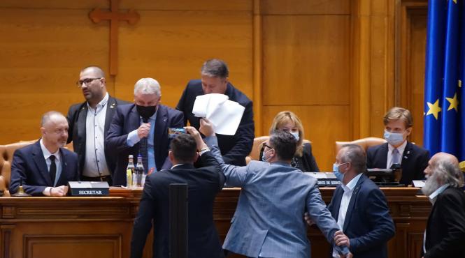 video scandal in parlament cearta la citirea motiunii de cenzura