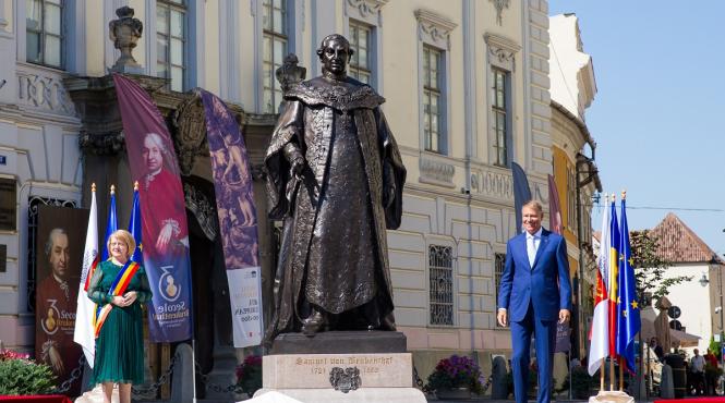 un barbat a aruncat cu vopsea pe statuia lui samuel von brukenthal din sibiu