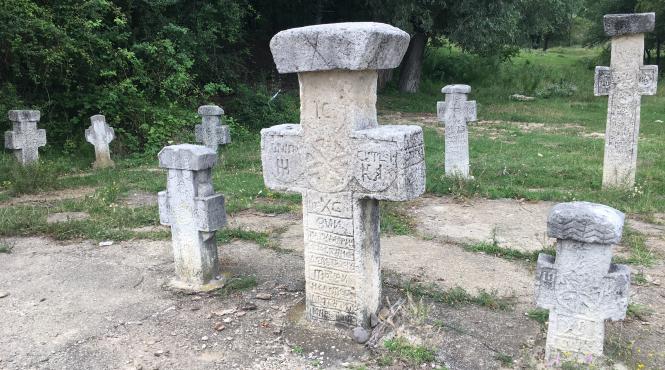 legenda crucilor din piatra doborate cu excavatorul de slugoii lui ceausescu