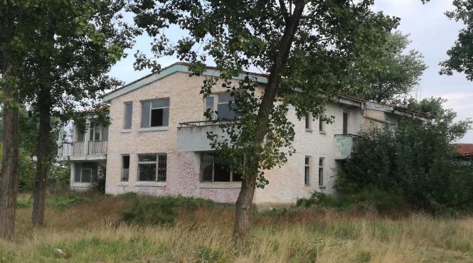 data afara pe poarta din tabara navodari sind romania incearca sa intre acum sarind gardul