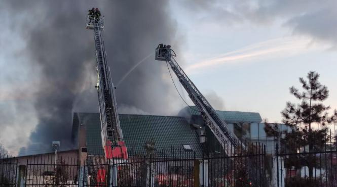 incendiu de proportii la o fabrica din olt zeci de pompieri se lupta cu flacarile