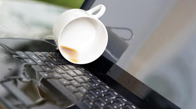 ai varsat lichid pe laptop ce trebuie sa faci imediat