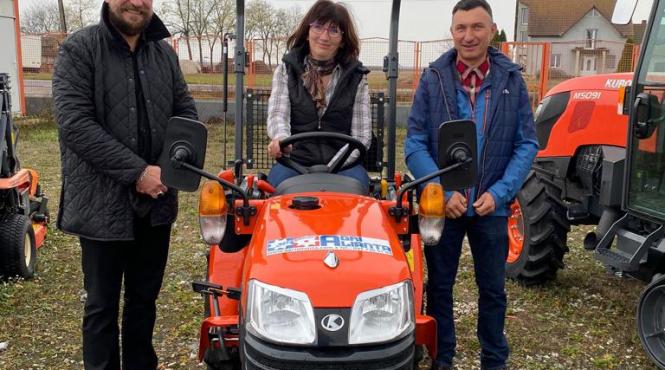 doi fermieri din salaj au primit un tractor de ultima generatie de la alpha bank