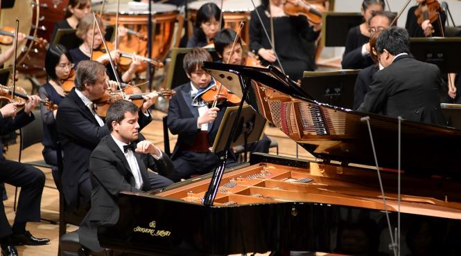 un spectaculos maraton de pian cu trei concerte interpretate in aceeasi seara si doua piane pe scena deschide festivalul hoinar 2021 pe 2 decembrie la filarmonica din brasov