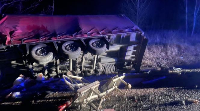 tragedie in caras severin trei tineri si un baiat de 14 ani au murit dupa ce o masina a fost strivita de doua tir uri