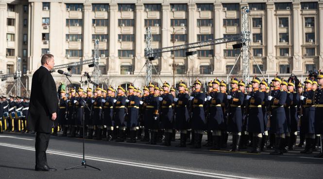 dupa opt ani de razboi ceremonia destinata celebrarii marii uniri l a asezat pe presedinte de aceeasi baricada la o cupa de sampanie cu inamicul