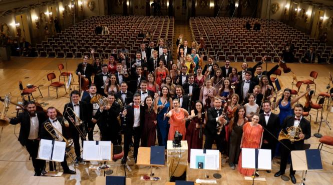 orchestra romana de tineret la expo 2020 dubai concert pentru ziua nationala a romaniei pe scena millenium amphitheater