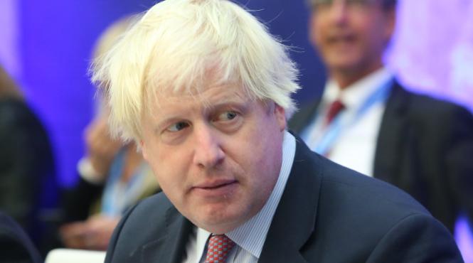 boris johnson cel putin un pacient infectat cu varianta omicron a murit