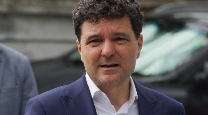 nicusor dan le da fiori bucurestenilor parlamentul a votat bugetul vestile pentru capitala nu sunt deloc bune