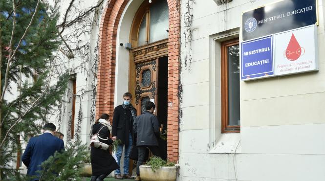 elevii protesteaza in fata ministerului educatiei sunt nemultumiti de modificarea criteriilor de acordare a burselor