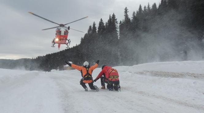 cei doi turisti surprinsi de avalansa in fagaras dusi la cabana negoiu