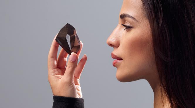 cel mai mare diamant negru din lume va fi scos la licitatie care este valoarea acestuia