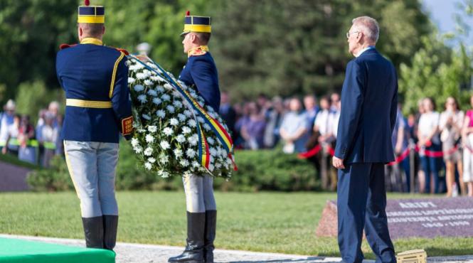 presedintele emil constantinescu aduce un omagiu preotului sorin grecu initiatorul indepartarii simbolurilor comuniste din locurile publice in martie 1990