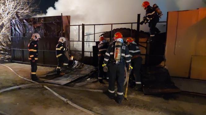 incendiu puternic la un depozit din capitala pompierii intervin la fata locului