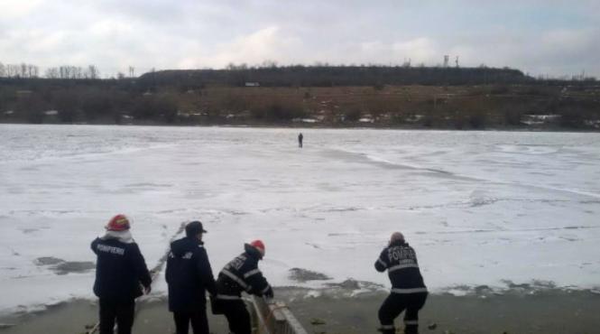 doi copii au cazut in raul bistrita unul dintre ei scos din apa este resuscitat