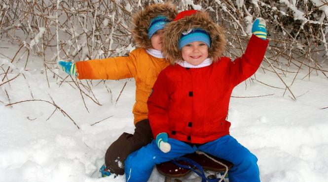 inconstienta pe sosea sanii cu copii si adolescenti trase de un microbuz pe un drum public