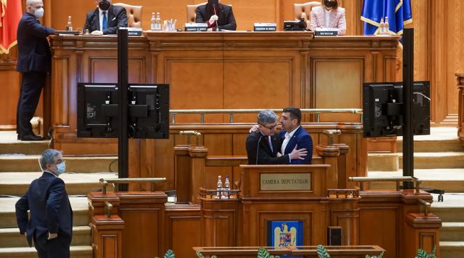 deputatii nu mai au voie sa filmeze si sa transmita pe facebook decat din banca regulamentul camerei inasprit