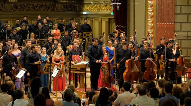 cristian macelaru la pupitrul orchestrei romane de tineret primul concert in romania in calitate de director artistic al festivalul international george enescu