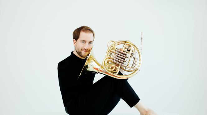 o poveste de viata impresionanta felix klieser cornistul german care canta fara brate invitat la sala radio