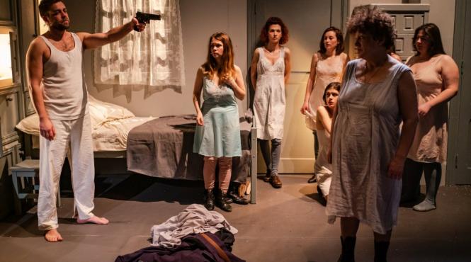 3 x orasul cu fete sarace la teatru