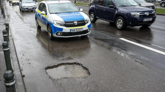 sase agenti din bucuresti conduc masini de politie cu permise obtinute in alte tari