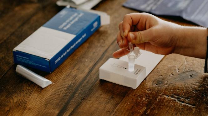 statul a spart 131 de milioane de lei pe teste de saliva in scoli inainte de ridicarea starii de alerta