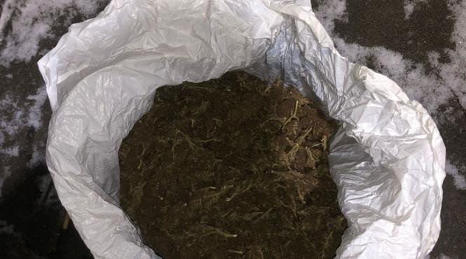aproximativ 6 5 kilograme de canabis gasite in locuinta unui bucurestean