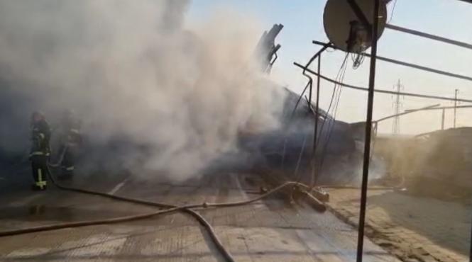 circulatia rutiera se desfasoara cu dificultate joi pe dn 6 e79 intre craiova si filiasi din cauza fumului dens provenit de la un incendiu izbucnit intr o hala de materiale plastice