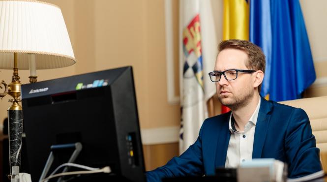 primaria lui fritz a cumparat cosuri de gunoi aproape cat o pensie minima