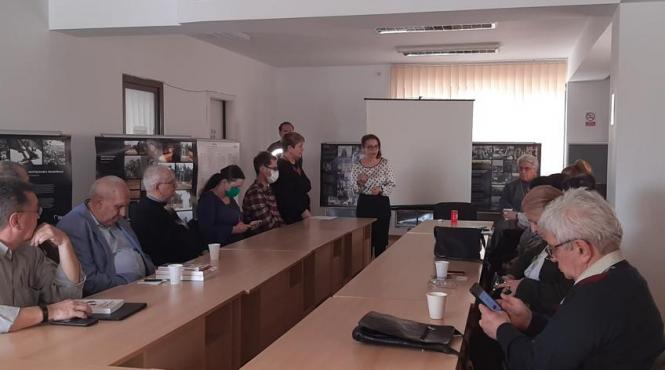 o lumanare aprinsa masacrul de la fantana alba 1 aprilie 1941 expozitie foto documentara la filiala dimitrie cantemir a bibliotecii metropolitane bucuresti