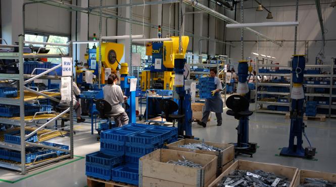 2 7 milioane de angajati romani departe de un trai decent