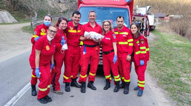 cluj o fetita s a nascut in ambulanta care o ducea pe mama la maternitate