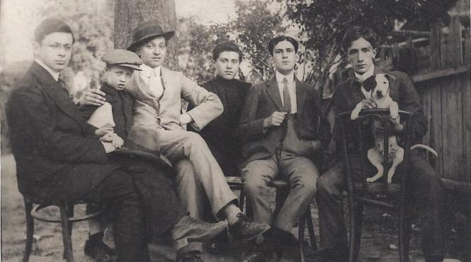 poetul barbat fatal care si a rasfoit primul volum de versuri pe patul de moarte