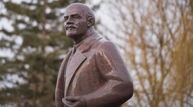 statuia lui lenin se intoarce la henichesk un oras ocupat de rusi in apropiere de crimeea