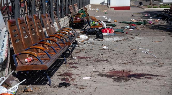 cinci morti in urma atacurilor asupra garilor din centrul si vestul ucrainei