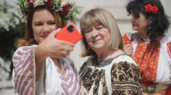 plimbare in costum popular cu ocazia zilei nationale a portului traditional din romania