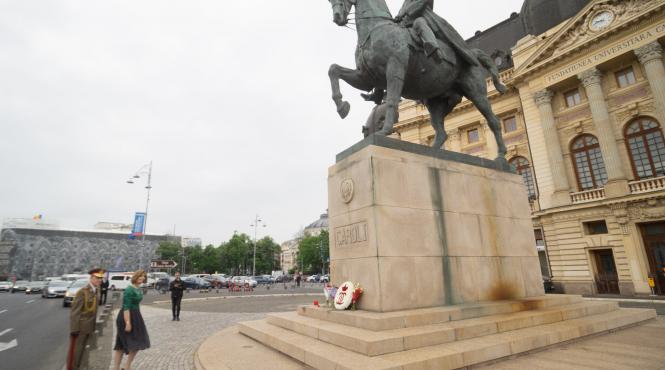 ziua regalitatii principesa maria a depus flori la bustul regelui mihai i din piateta regelui si la statuia regelui carol i din piata palatului regal