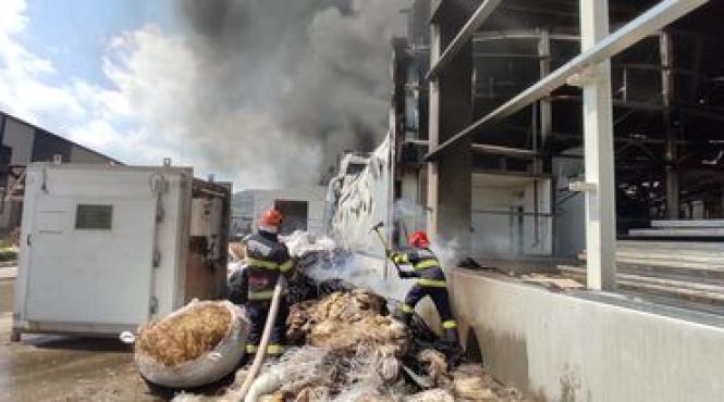 cluj incendiu puternic in hala unei firme care produce cauciucuri