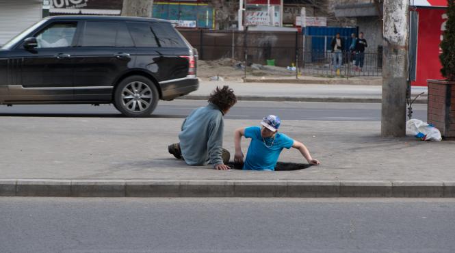 copii obligati sa cerseasca in intersectii sau sa vanda flori 12 ore pe zi in bucuresti