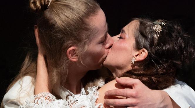 teatrul german invitat la festivalul euroregional de teatru teszt cu spectacolul leonce si lena in regia lui niky wolcz