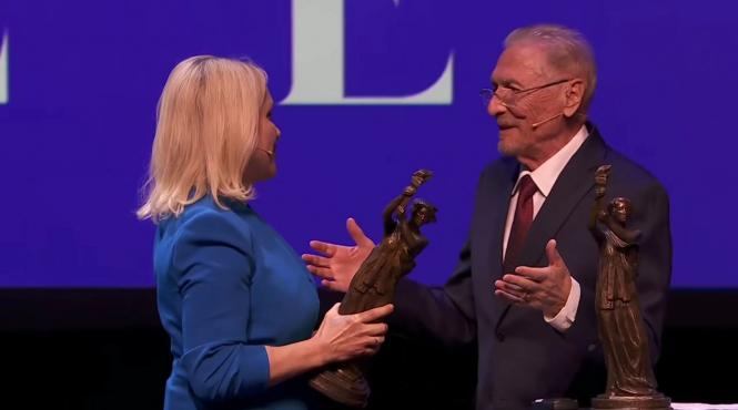 premiul international vaclav havel pentru disidenta creativa decernat de emil constantinescu jurnalistei marinei ovsiannikova