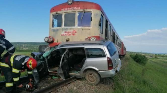 accident grav in iasi un tren a lovit un autoturism soferul a murit