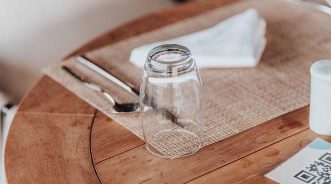 daca n ai smartphone nu mananci la restaurant