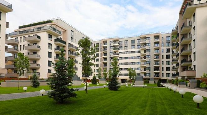 pe hartie afacerile fiicelor lui basescu sunt pe butuci in realitate petrov si a tras apartament de jumatate de milion de euro