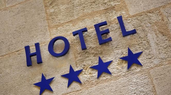 ce facilitati ofera un hotel de 4 stele si cum il alegi